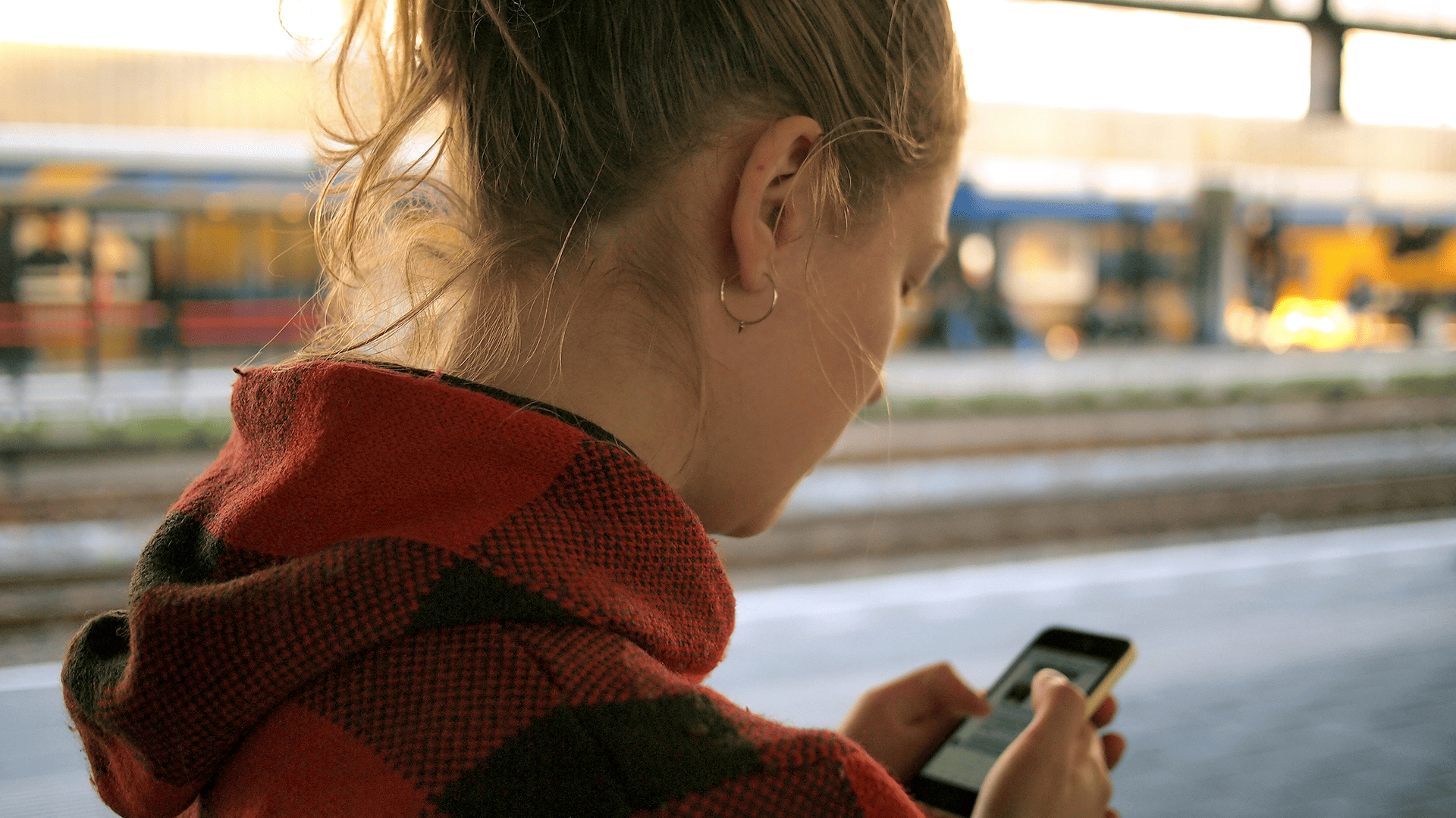 Utilisateur sur son smartphone - importance des sites web adaptés au mobile
