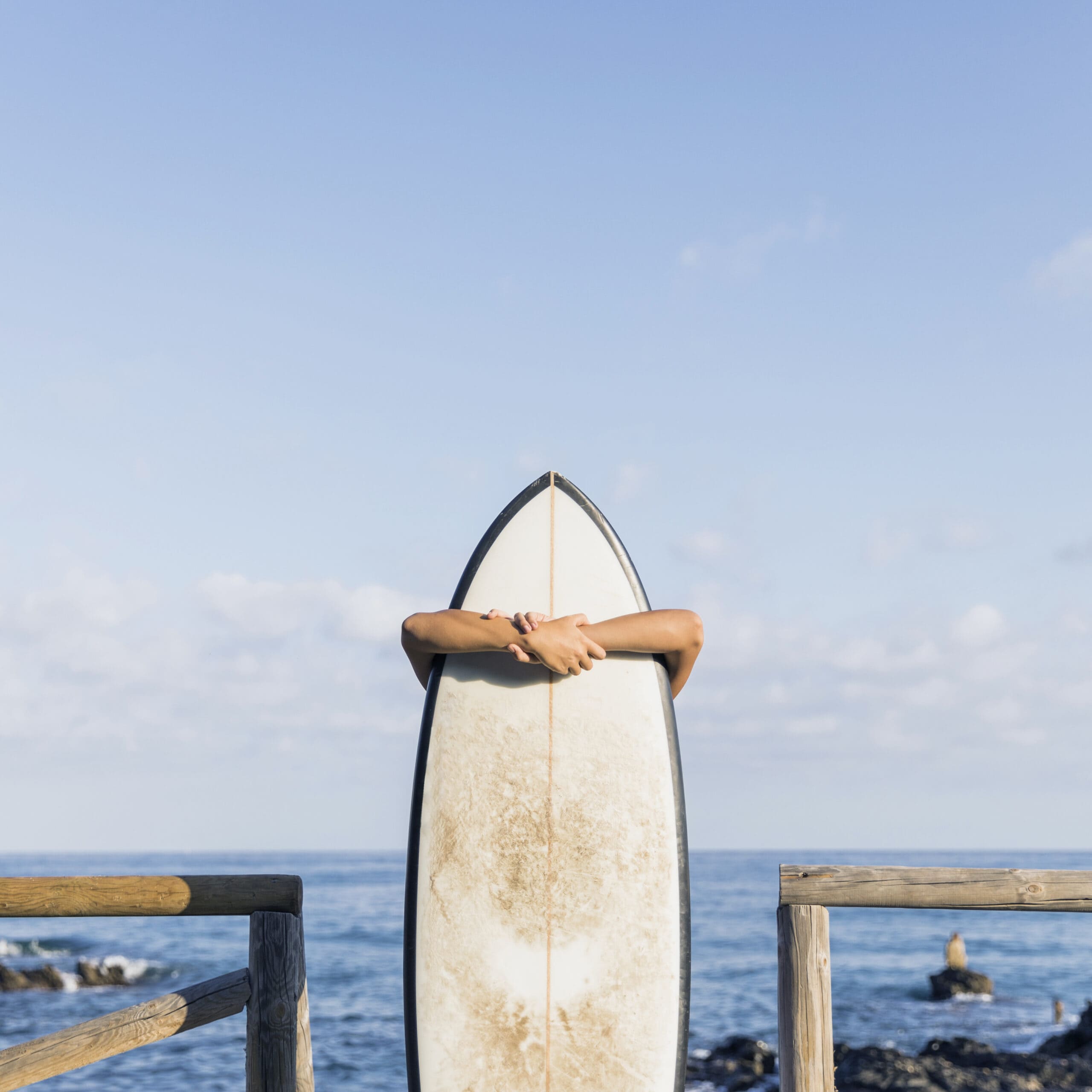 woman-with-surfboard-beach-scaled Femme avec une planche de surf - Digital Ola : Création de site web à la Réunion